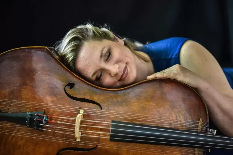 Mittel gegen Schlaflosigkeit versucht Musik-Kabarettistin Katrin Geelvink in ihrem neuen Programm zu finden. 