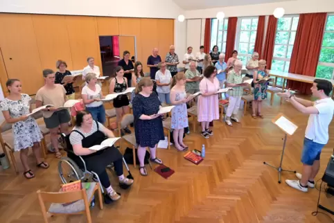 Chorprobe: Auch junge Menschen singen im Kirchenchor.