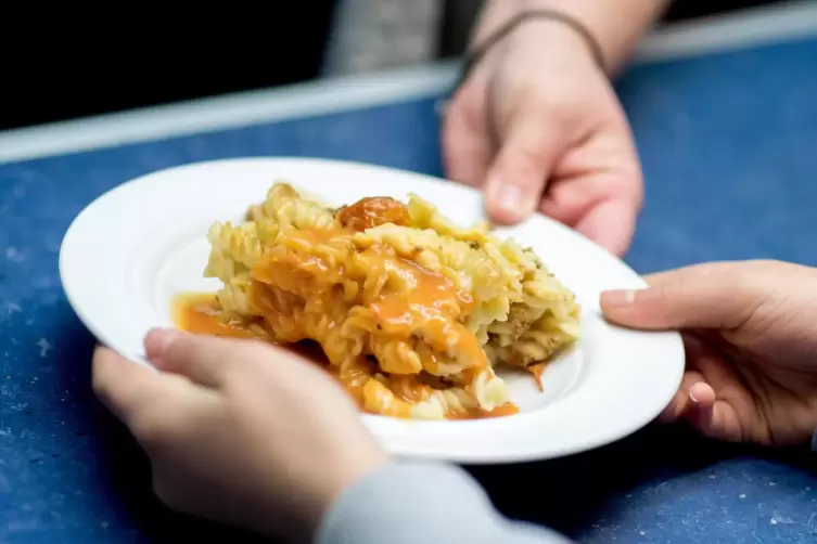 Das Mittagessen in den Schulen wird subventioniert. Trotzdem müssen die allermeisten Eltern auch einen Anteil bezahlen. 