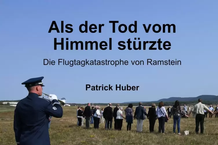 Auf dem Buch-Cover ist unter anderem ein Foto abgebildet, das Hinterbliebene beim Gedenktag in Ramstein zeigt.