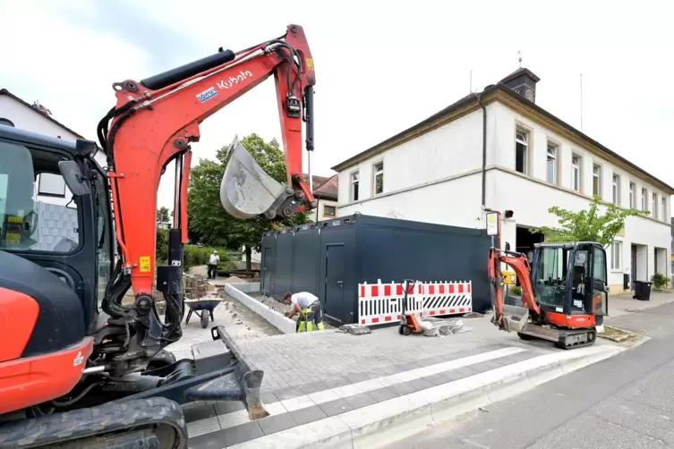 Bauarbeiten rund um die neuen Feuerwehr-Container: Sie dürften dort einige Jahre stehen bleiben.