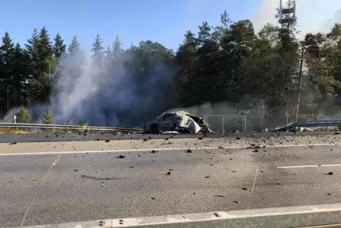 Auf der A6 bei Wattenheim: der ausgebrannte Transporter und über die Fahrbahn geschleuderte Trümmer. 