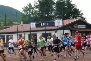 Zum 19. Mal machen sich Läufer am Sportlerheim auf den Weg. Für den 20. Lauf 2024 will sich der Verein noch was Besonderes ausde