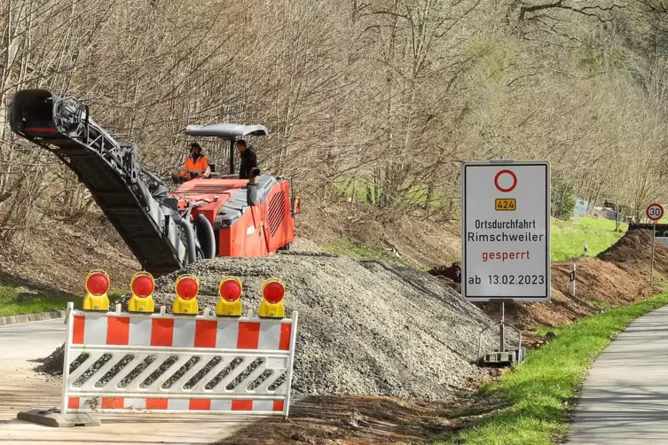 Ab Februar wurde der Fahrbahnteiler gebaut. 