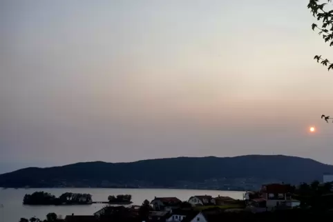 Aufgrund des Rauchs der Waldbrände in Kanada war der Himmel in der Ria von Vigo in Spanien orange gefärbt.