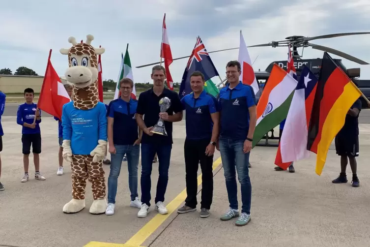 Henning Fritz hat ihn, den WM-Pokal. Von links nach rechts: Das WM-Maskottchen, Sönke Spilke, Steve Schmutzler und Jörn Verleger