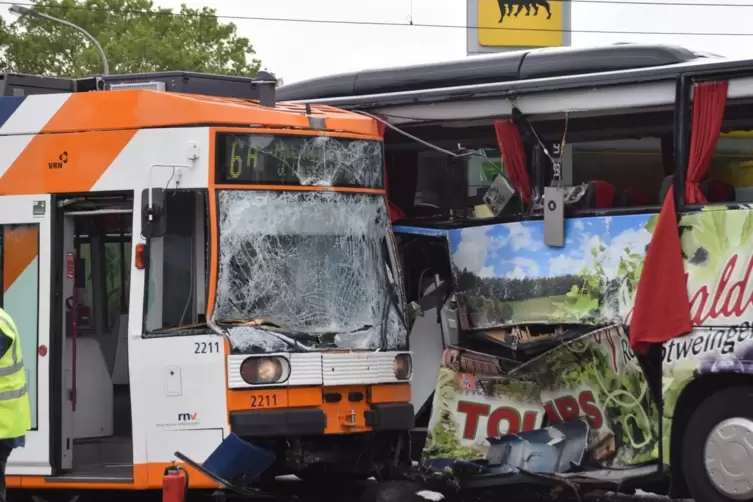 Schwerer Unfall: Der Schaden dürfte beträchtlich sein. 