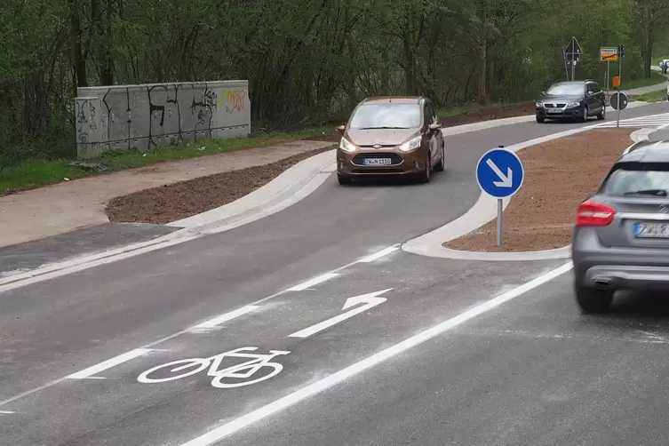 Der neue Fahrbahnteiler wirkt: Die Autos fahren langsamer nach Rimschweiler hinein.