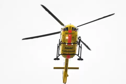 Der verletzte Fahrer wurde mit dem Rettungshubschrauber in ein Krankenhaus gebracht. 