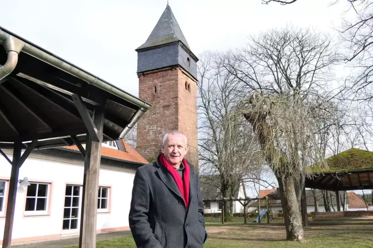 Roland Paul (1951-2023) am Römerplatz in seiner Heimatgemeinde Steinwenden, Schauplatz seines geliebten alljährlichen Dampfnudel