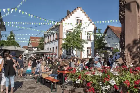 Niemand sollte länger als 10 Minuten für Speis und Trank anstehen müssen. Der Plan der Organisatoren ging offensichtlcih auf. 