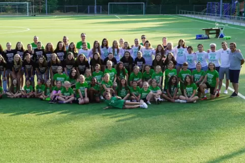 Die Gruppe junger Frauen und Mädchen, die nachweislich mit dem Ball umgehen kann: Jugendteams des SV Kottweiler-Schwanden.