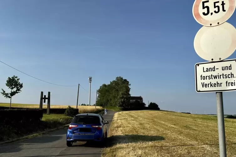 Das Parken auf dem Feldweg ist für Spaziergänger nicht erlaubt. Das Foto haben wir nachgestellt.