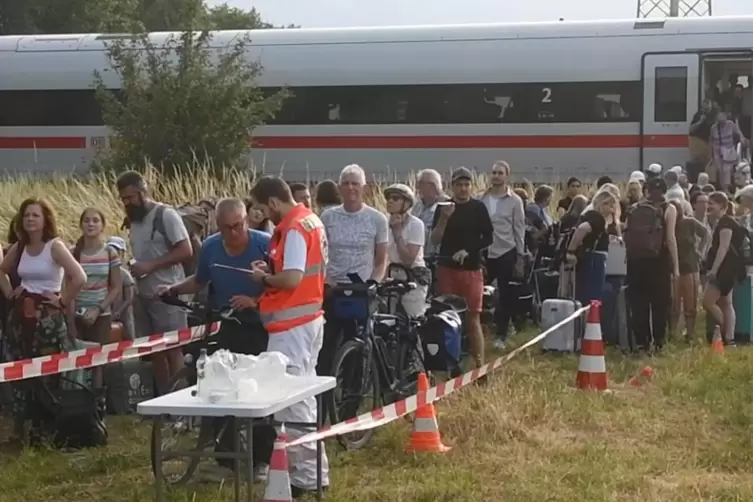 Rund 320 Fahrgäste mussten die Helfer aus dem Zug lotsen und dann zum Hauptbahnhof transportieren.