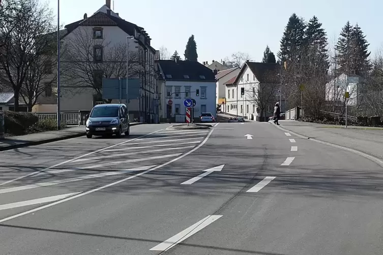 Hundertprozentig lässt sich die alte Perspektive nicht mehr nachstellen, weil heute die Lärmschutzwand der Autobahn das Bild ver