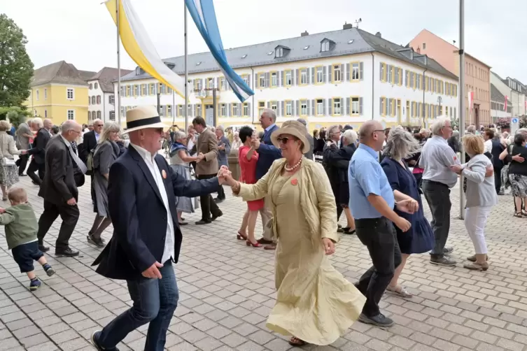 Festlich angezogen und gut vorbereitet: Die Eheleute tanzen vor dem Dom Hochzeitswalzer. 