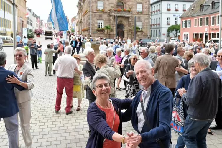 Mit viel Freude bei der Sache: die Ehepaare beim Wiener Walzer. 