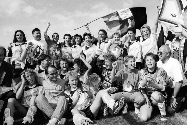 Der größte Erfolg der Niederkirchener Fußballerinnen: Sie wurden 1993 deutscher Meister – Ute Scherer nahm den Pokal im Beisein 