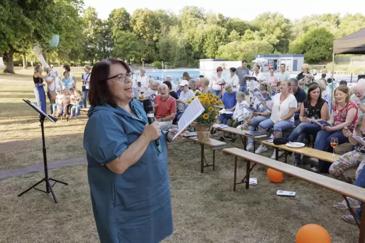 Und jetzt alle zusammen: Angelika Rübel animiert das Publikum im Mehlinger Freibad zum Mitsingen. 