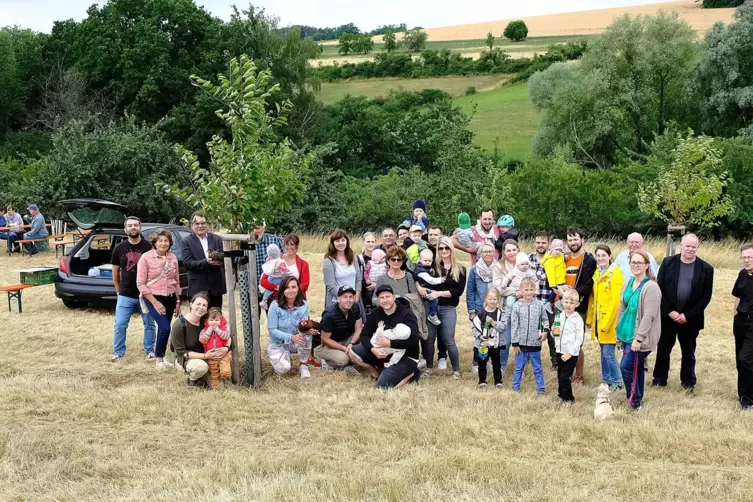 Etwa 15 Familien feiern die Bäumchen-Einweihung in Contwig. Eine nachahmenswerte Idee. 