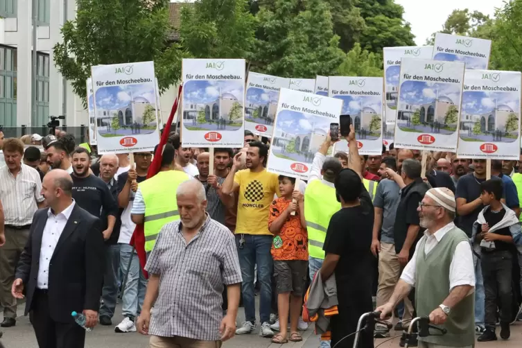 Zum Paradeplatz zog am Samstag die Ditib-Gemeinde, um auf den Wunsch nach einer neuen Moschee aufmerksam zu machen.