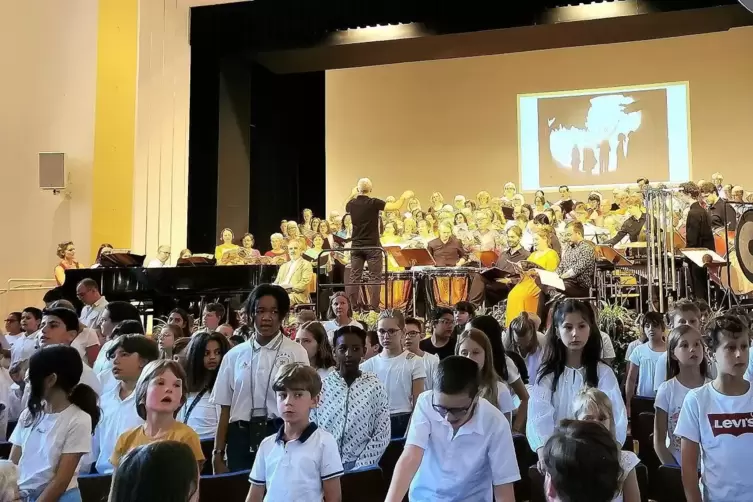 Rund 180 Schüler sangen gemeinsam mit dem Oratorienchor in der Festhalle. 