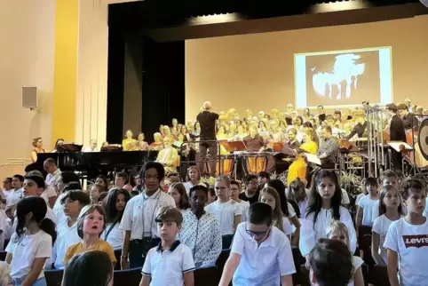 Rund 180 Schüler sangen gemeinsam mit dem Oratorienchor in der Festhalle. 