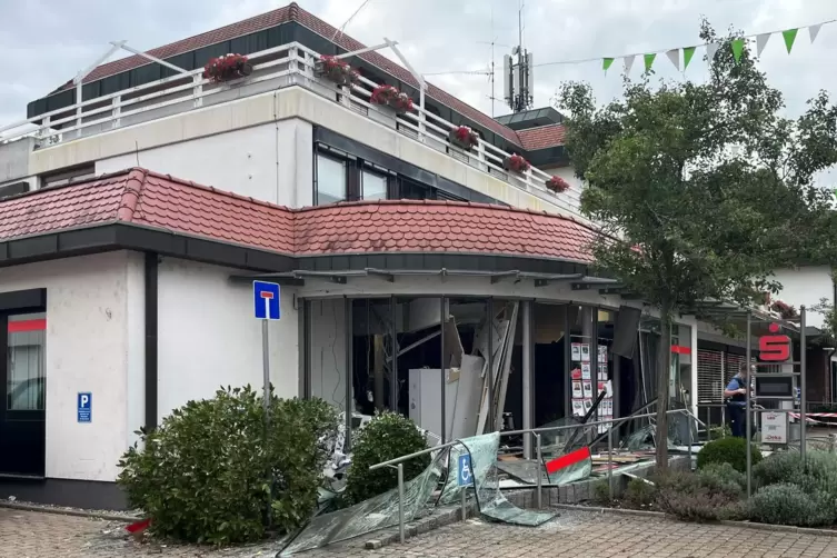 Bot am Morgen ein Bild der Verwüstung: die Sparkassenfiliale in Hagenbach nach der Sprengung der Geldautomaten.