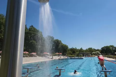 Das Miesauer Freibad: Am Kiosk braucht es eine neue Überdachung. 