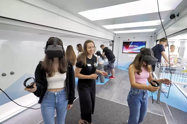 Die Schüler testeten in dem Lkw verschiedene Technologien. 