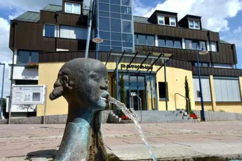 Soll umgestaltet werden: der Konrad-Adenauer-Platz vor dem Rathaus und Sitz der Verbandsgemeindeverwaltung in Dudenhofen. 