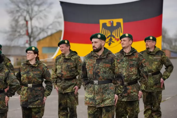 Reservist Daniel Gay (rechts) beim Gelöbnis in Baumholder.