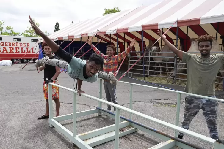 Artisten des Circus Barelli nutzen das sommerliche Wetter und bereiten sich auf ihre Auftritte vor. 