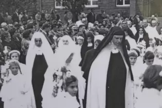 Rund 2000 Menschen begleiteten die Karmelschwestern am 26. Oktober 1958 auf dem Weg von der Christkönigskirche hoch in das neue