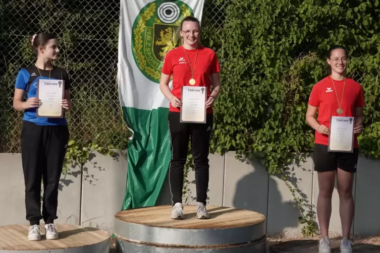 Standen bei den Juniorinnen mit dem Recurve-Bogen auf dem Treppchen (von links): Vanessa Fichtner (Wörth), Siegerin Justine Morg