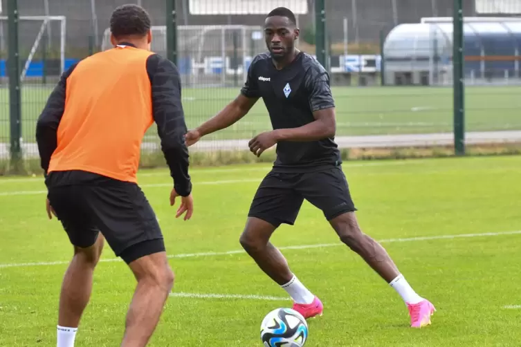 Yann Mabella (rechts) hinterließ als Probespieler beim SV Waldhof bislang einen guten Eindruck. 