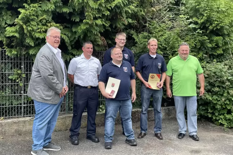 Auszeichnungen beim Ehrenamtsfest (von links): Bürgermeister Bernd Frey, Wehrleiter Michael Partsch, Christoph Gönnewig, Simon L