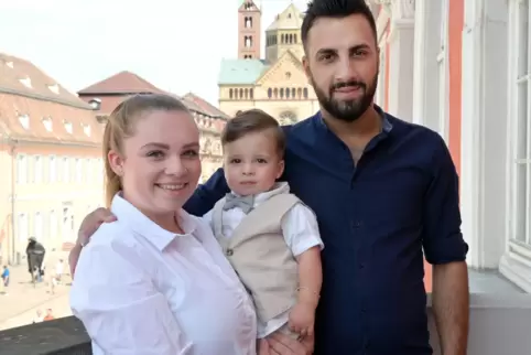 Haben sich in Mechtersheim kennen- und liebengelernt: Valentina Burger und Abdulkarim Al Alshi mit Sohn Yousef Al Alshi.