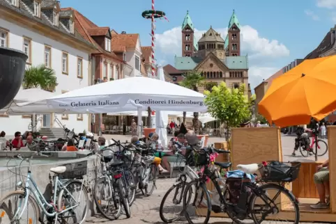 Maximilianstraße: viele Fahrräder – rollend wie parkend.