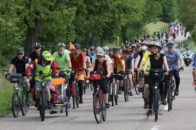 Im Juni 2021 gab es die erste große Rad-Demo auf der B10, hier kurz vor der Auffahrt auf die Bundesstraße. 