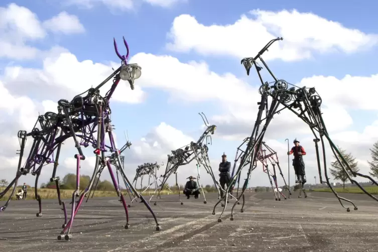 Die Herde der Maschinenwesen der Künstlergruppe Foolpool besteht aus alten Fahrradteilen.