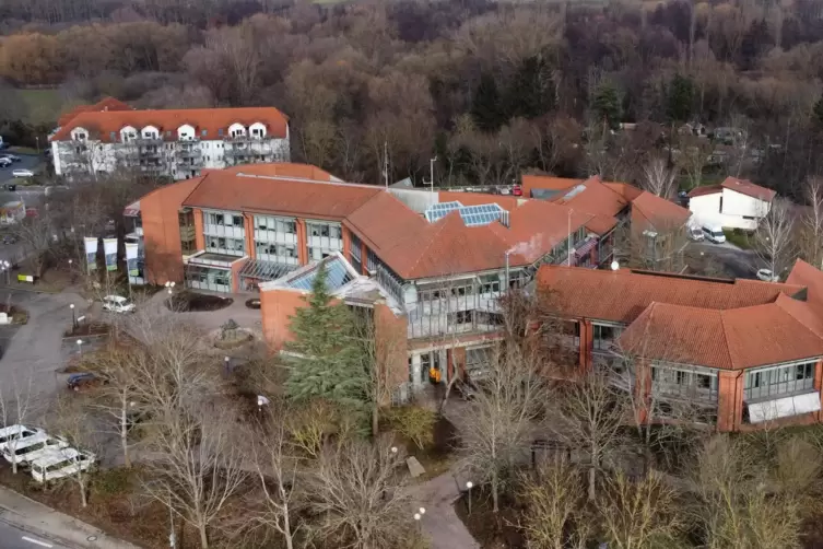 Blick auf die Kreisverwaltung in Landau. Geplant ist, die Parkplätze zu überdachen und mit einer Fotovoltaikanlage zu versehen. 