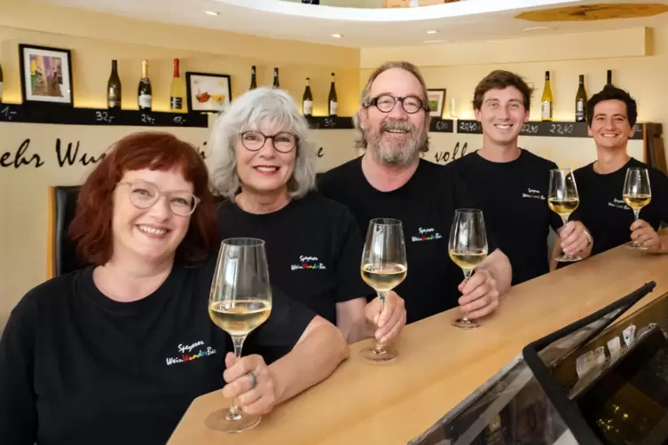 Team der „Weinwunderbar“, von links: Susan Banks, Gila, Alexander, Walter Deutsch und László Nagy.