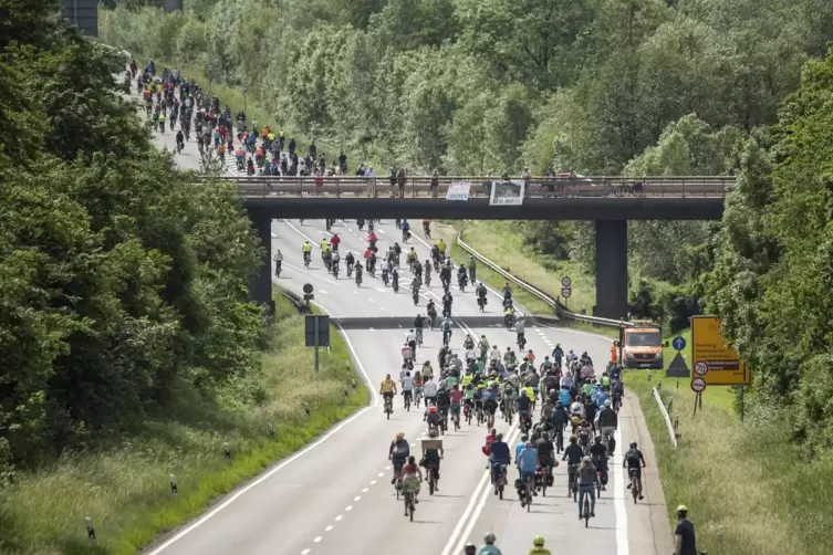 Im Juni 2021 hatte es die erste Fahrraddemo auf der B10 gegeben. 