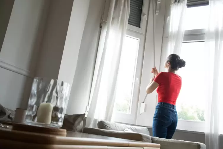 Tagsübersollten die Fenster geschlossen bleiben und die Räume abgedunkelt werden. 