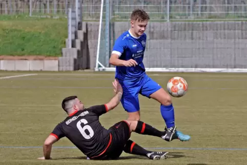 Heimspiel gegen Beindersheim: Noel Fischer (blau) vom FV Freinsheim II setzt sich gegen Marc Karacaidis durch.