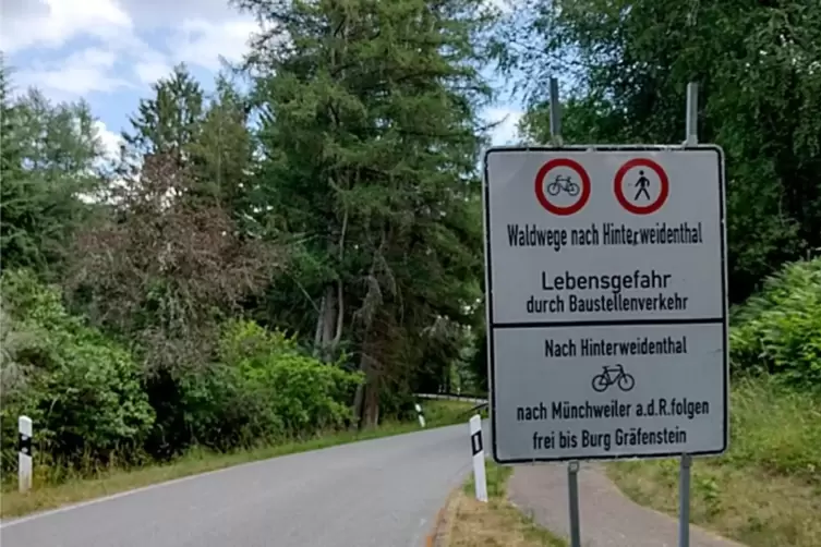 Für Radfahrer und Wanderer ist das Zieglertal gesperrt. Wegen der schweren Maschinen herrscht Lebensgefahr.