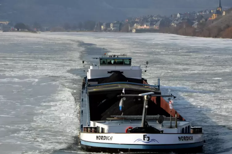 Binnenfrachtschiff auf dem Rhein.