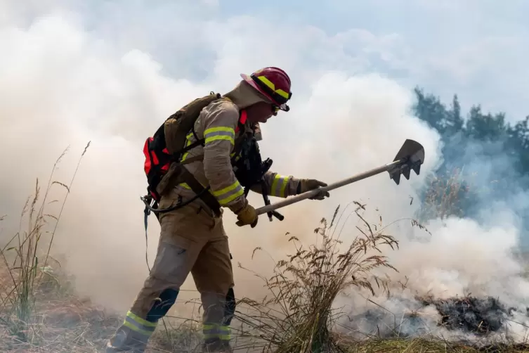 Die neuen Anzüge sind nicht so dick und schwer wie die übliche Bekleidung der Feuerwehrleute. 