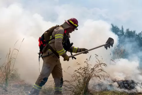 Die neuen Anzüge sind nicht so dick und schwer wie die übliche Bekleidung der Feuerwehrleute. 